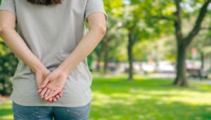 Ręce za plecami podczas spaceru: co to zdradza o tobie według psychologii