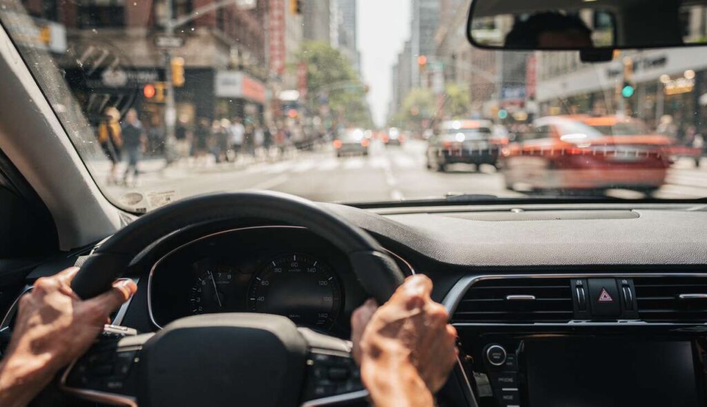 Dziękujesz kierowcom gestem ręki? Psychologia przypisuje ci te szczególne cechy