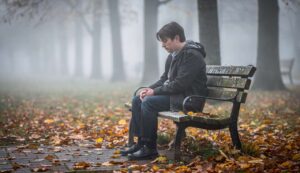Raport WHO 2026: samotność jest tak samo szkodliwa jak palenie 15 papierosów dziennie